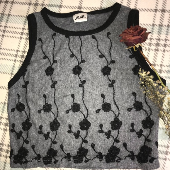 Crop Top 🥀 - Picture 2 of 3